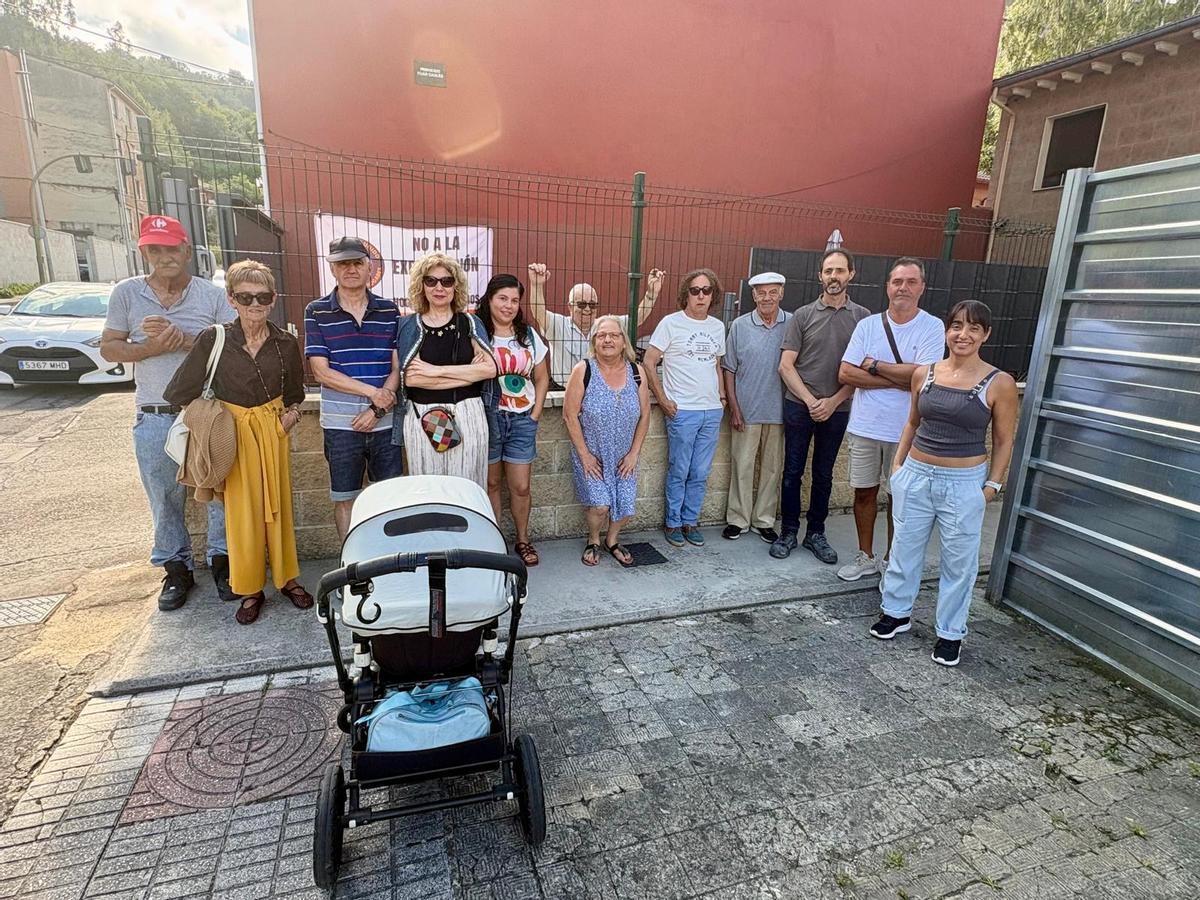Vecinos de la calle José Álvarez Valdés, en el barrio de El puente, en Langreo