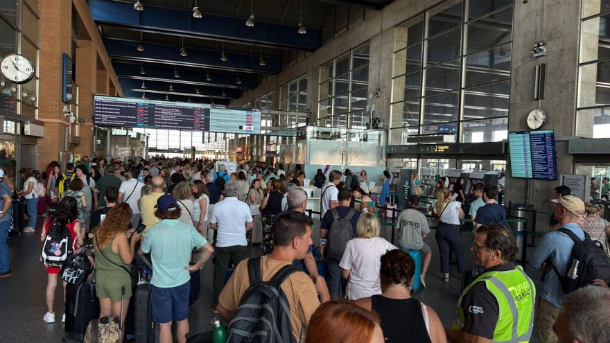 Pasajeros esperan en la estación de Córdoba la reanudación de la circulación ferroviaria el pasado lunes.