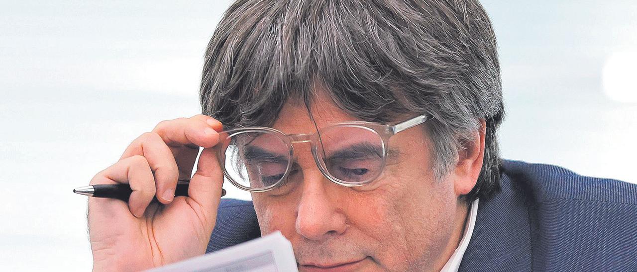 Puigdemont consulta unas notas en Estrasburgo