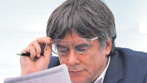 Puigdemont consulta unas notas en Estrasburgo