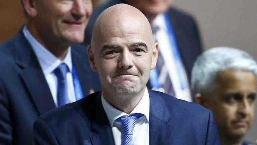 Infantino se lleva la mano al pecho tras ser elegido.