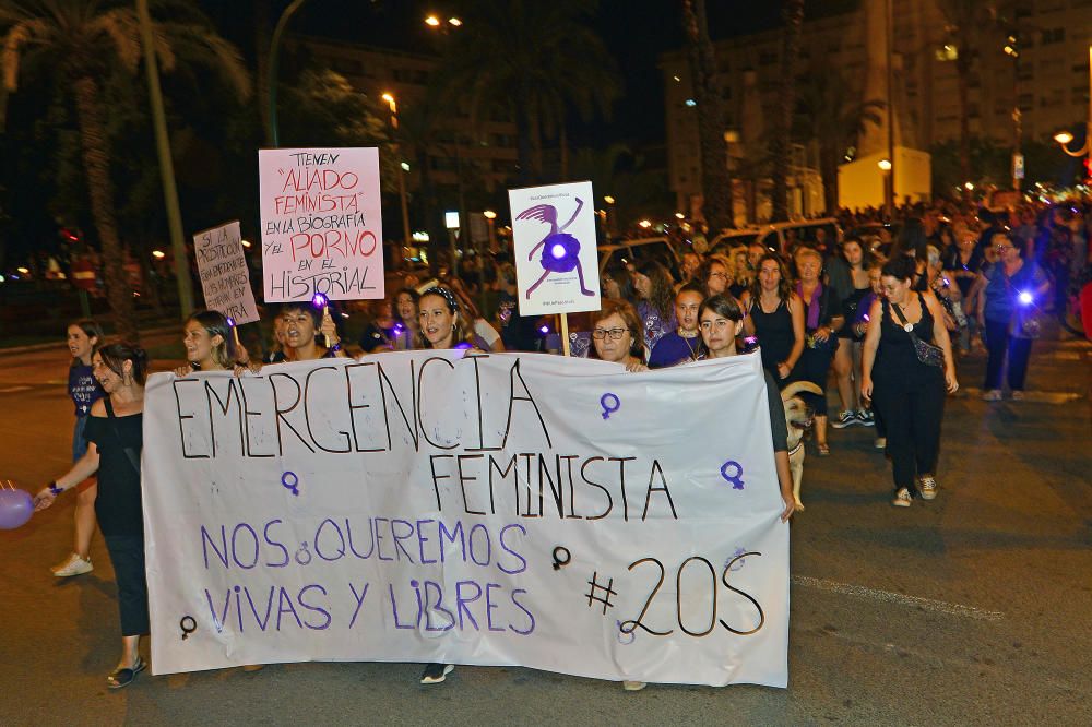 “No es no, lo demás es violación” y “La tumba del machismo, Alicante será”, son algunas de las consignas que se escuchado por las calles de la ciudad