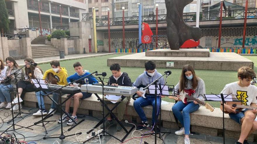 Estudiantes de Maristas tocando instrumentos.   | // F.C. 