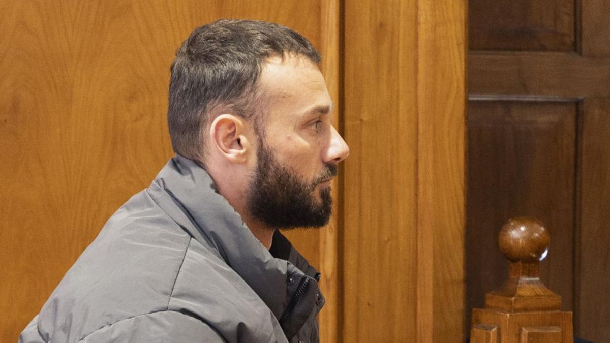 El acusado, Florian Rama, sentado en el banquillo de la Audiencia.