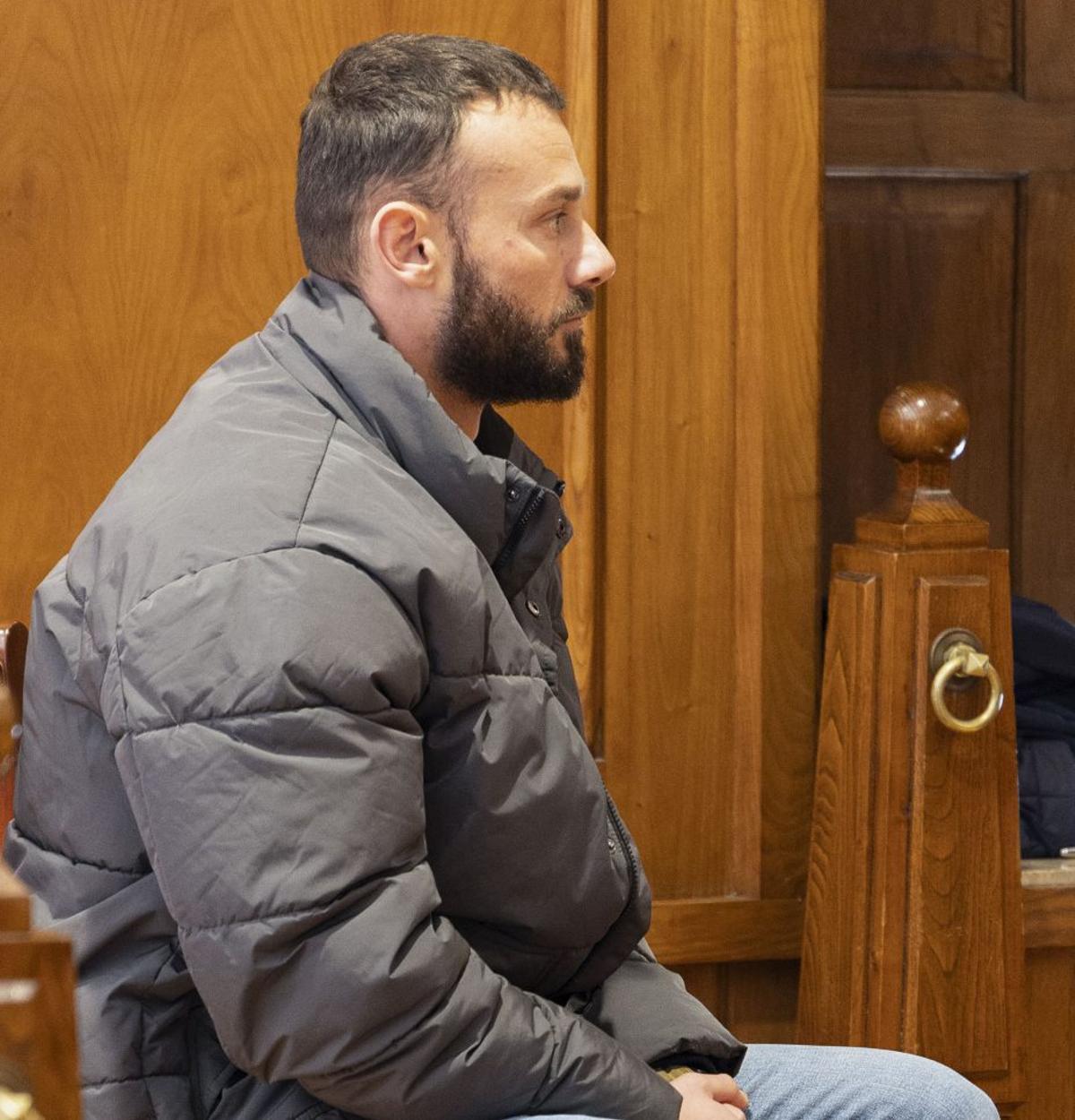 El acusado, Florian Rama, sentado en el banquillo de la Audiencia.