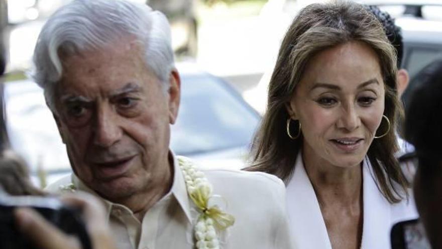 Vargas Llosa conoce a la familia de Preysler en Manila