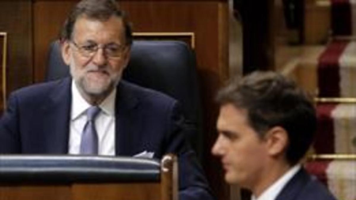 Rajoy mira hacia Rivera en el Congreso, en el pleno de investidura del 2016.