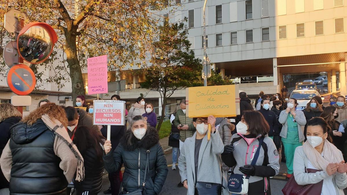 Protesta de trabajadores del Hospital de A Coruña ante la saturación del servcio de Urgencias.