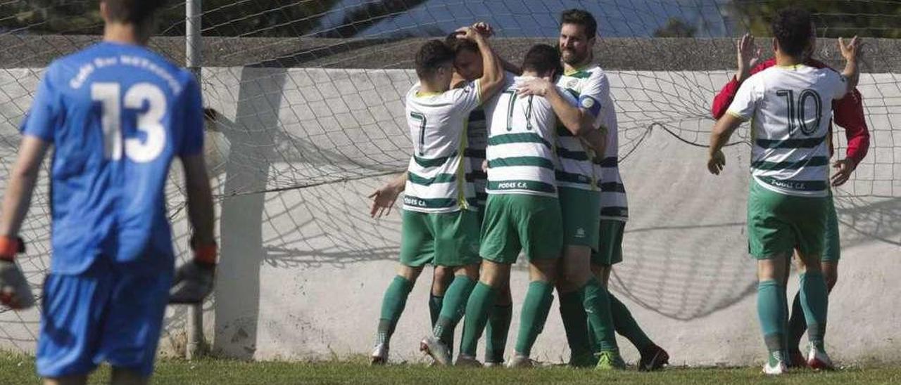 Los jugadores del Podes celebran uno de los seis goles al Llaranes en Builla.