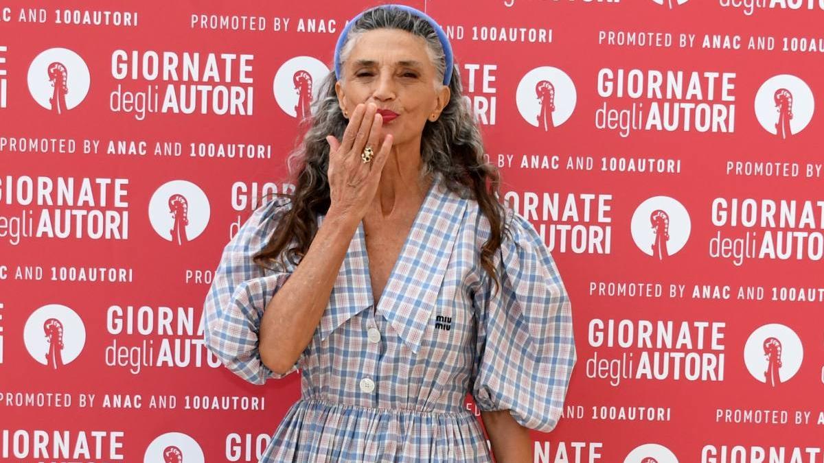 Ángela Molina demuestra en Venecia que no hay edad para presumir de look naïf