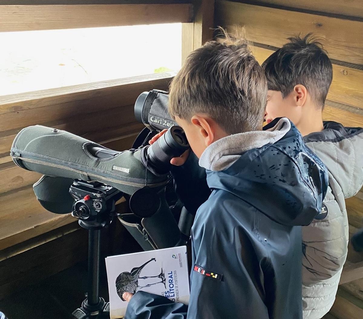 Escolares en uno de los observatorios de aves del istmo de A Lanzada.