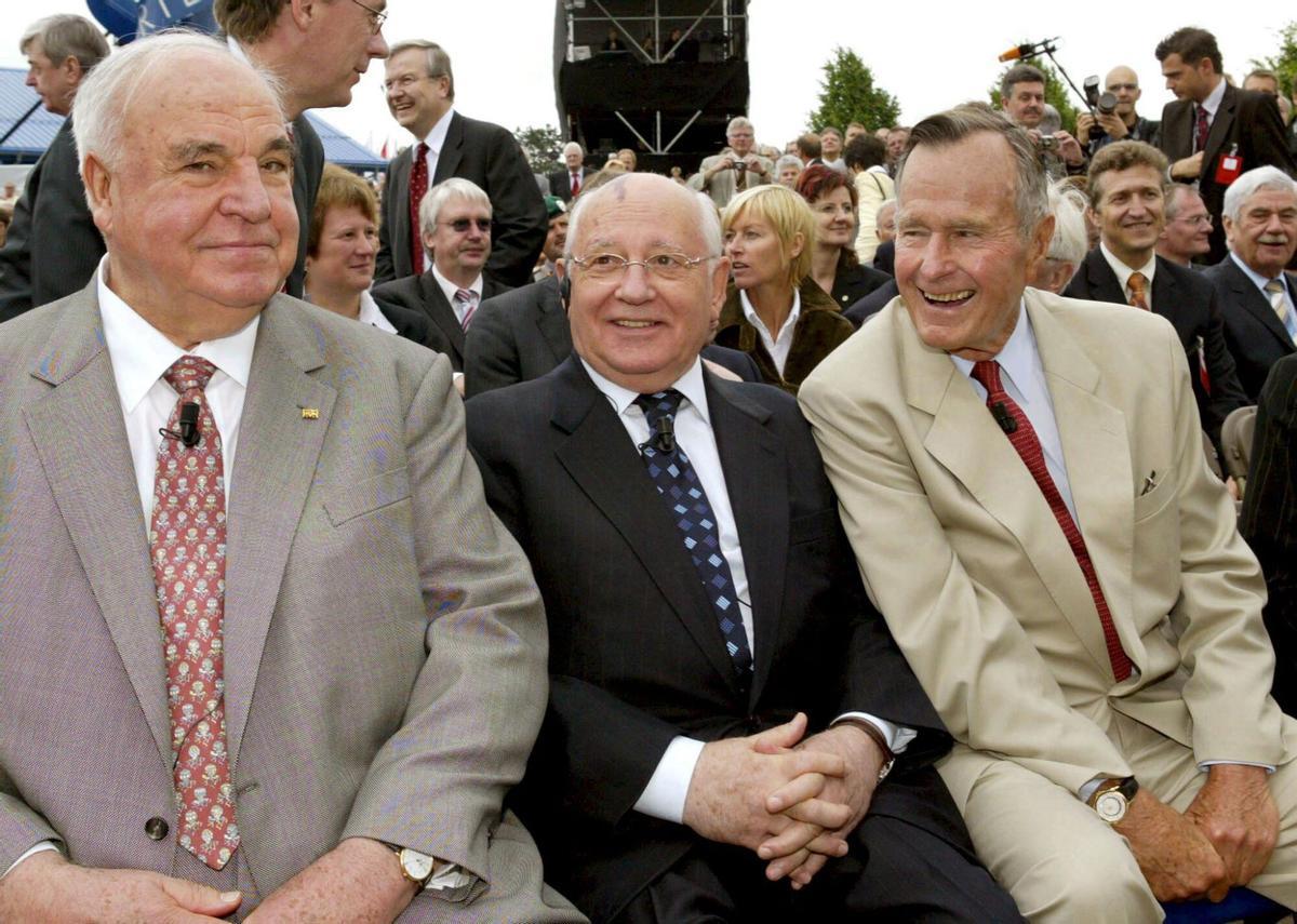 GEI200 GEISA (ALEMANIA) 17.06.05.: El ex canciller alemán Helmut Kohl (i), el ex presidente de la Unión Soviética Mikhail Gorbachov (c), y el ex presidente norteamericano George Bush (d), asisten a la ceremonia de entrega de los premios 'Point Alpha', en Geisa, Alemania, hoy viernes 17 de junio. Bush, Kohl y Gorvachov han recibido el premio en recuerdo a su destacada contribución a la unidad entre Alemania y Europa durante la Guerra Fría. EFE/Fabrizio Bensch / POOL. 06/07/05 (CARETO KOHL)POLITICA INTERNACIONAL. LIDERES POLITICOS. EX JEFES DE ESTADO. PERESTROIKA