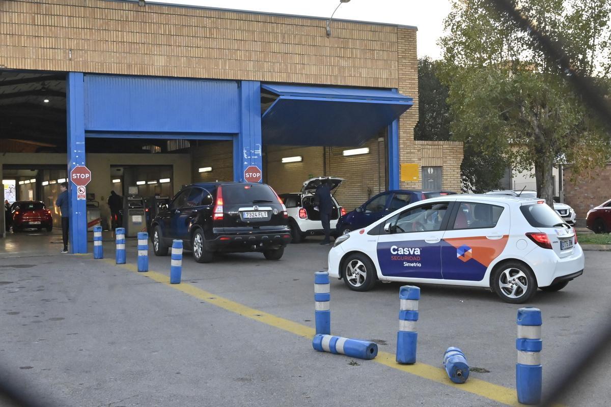 Coches hacen cola en una ITV de Castelló.