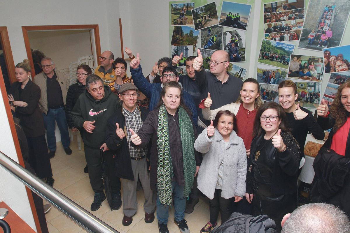 Socios y usuarios de Aspamadis, ayer, en la inauguración de la nueva sede