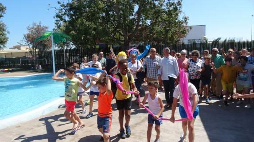 La piscina de Massanassa abrió sus puertas ayer.