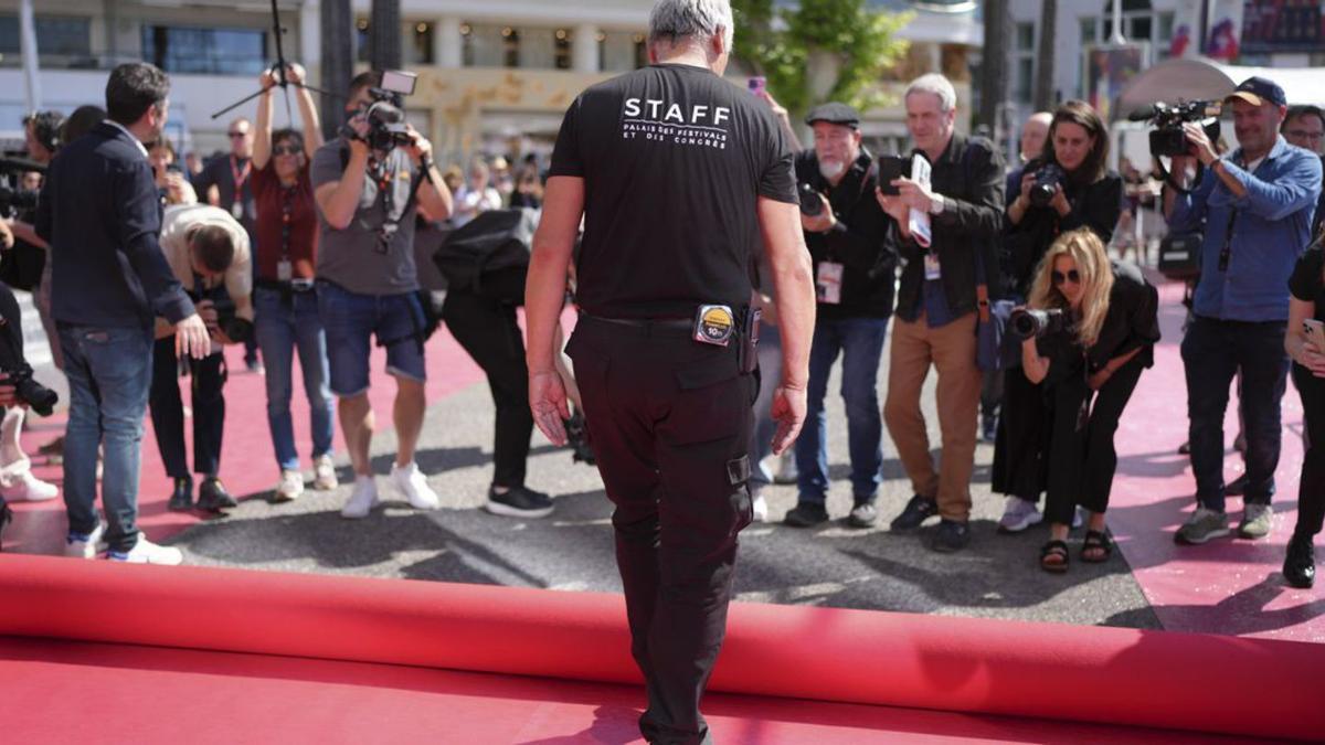 Preparativos en de la alfombra roja ayer en Cannes.