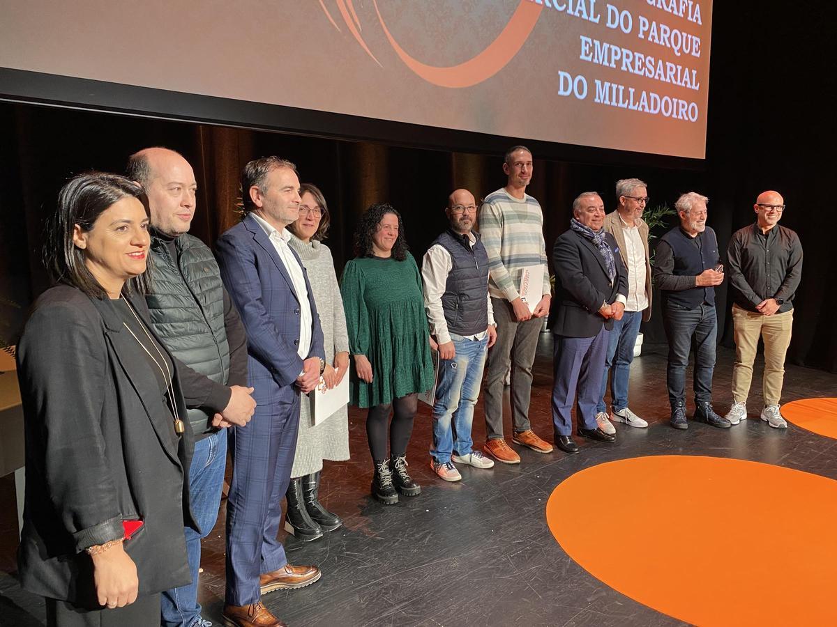 Directivos da asociación, autoridades e galardoados.