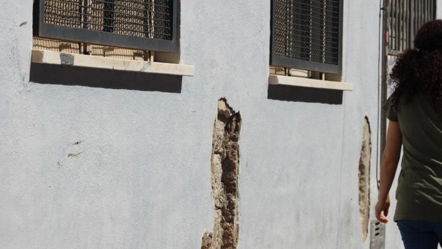 Catas en el aulario que se va a desalojar desde septiembre en el Colegio Inmaculada/ Foto D. Pamies