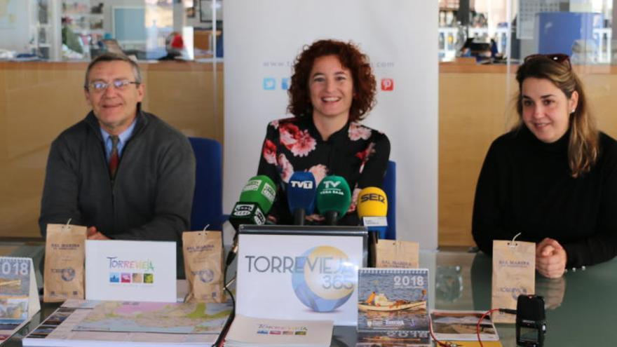 imagen de la presentación de la presencia de Torrevieja en Fitur con los técnicos de Turismo y la edil Fanny Serrano