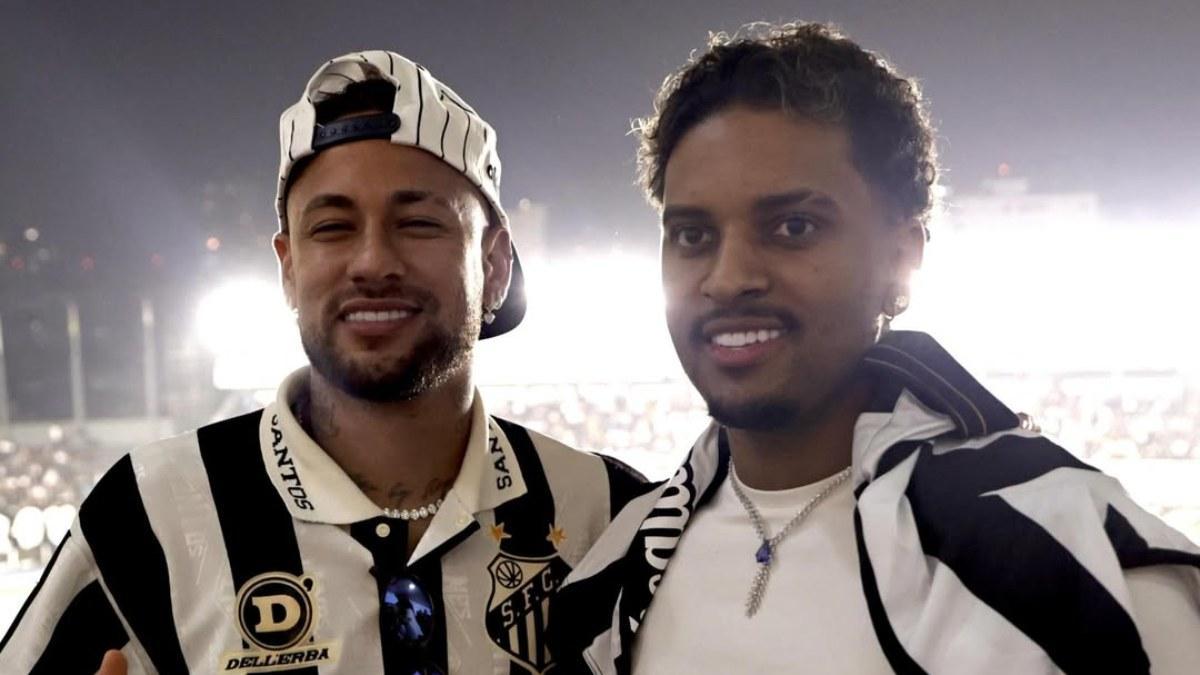 Neymar con Rodrygo esta última madrugada en la Vila Belmiro
