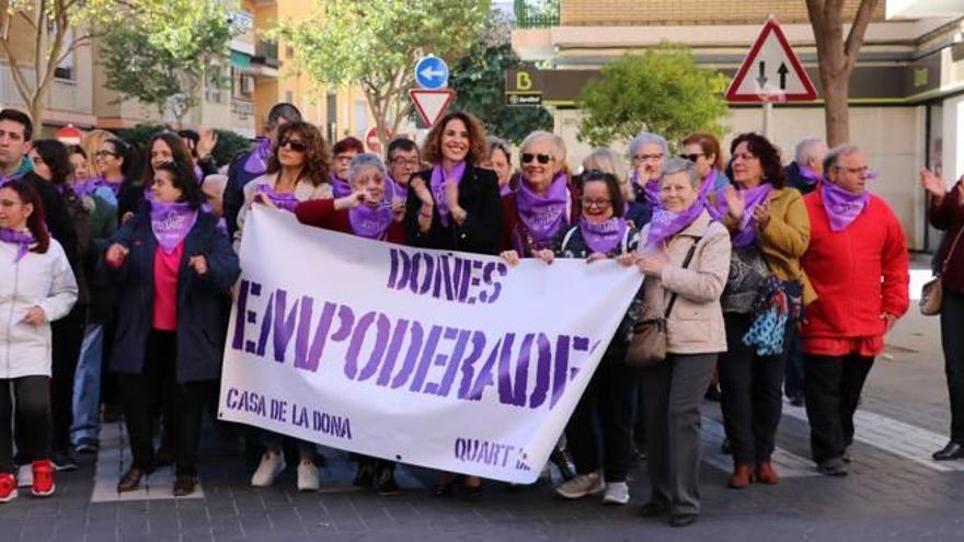 Cristina Mora con otras mujeres, algunas del Centro Ocupacional, con la pancarta Dones empoderades.