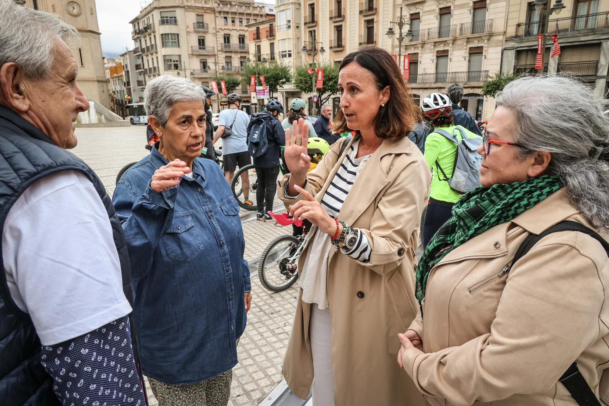 Alcoy se moviliza bajo la lluvia: concentración y marcha ciclista en apoyo al pueblo palestino