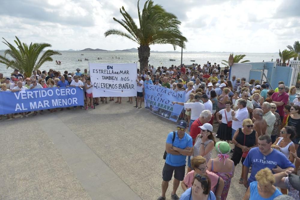 Protesta ante un Mar Menor que amanece cubierto de espuma