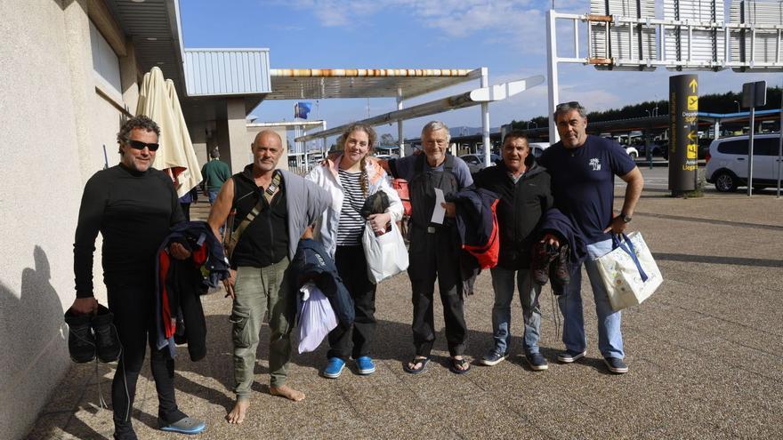 Arriba, Ricardo Sagarminaga junto a su tripulación. A la izquierda, el barco naufragado, «Toftevaag». | MIKI LÓPEZ / ALNITAK