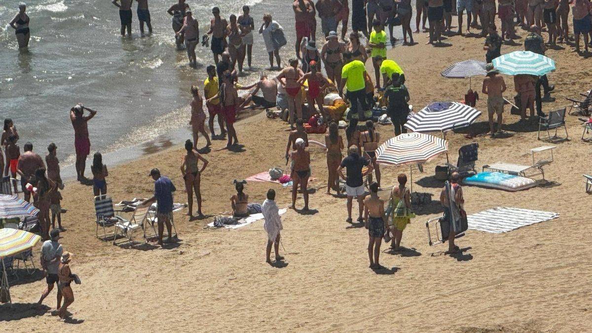 Vídeo: Rescatan y reaniman a un bañista en la playa del Torreón de Benicàssim