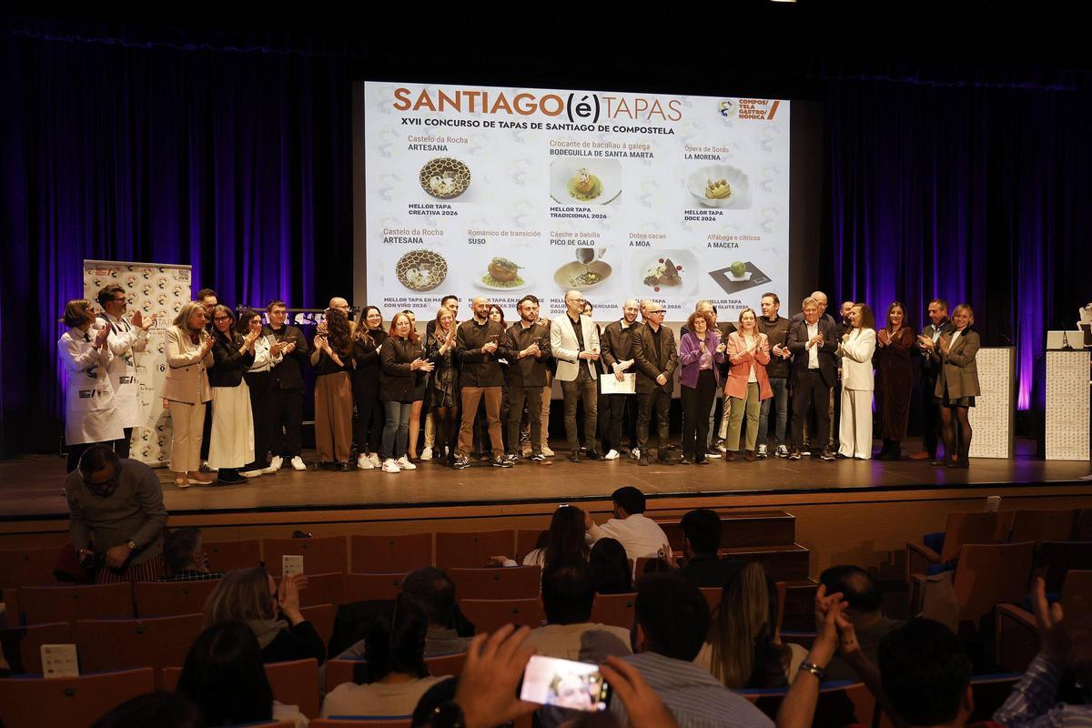 Foto dos premiados e representantes públicos asistentes á entrega de premios de Santiago(é)Tapas