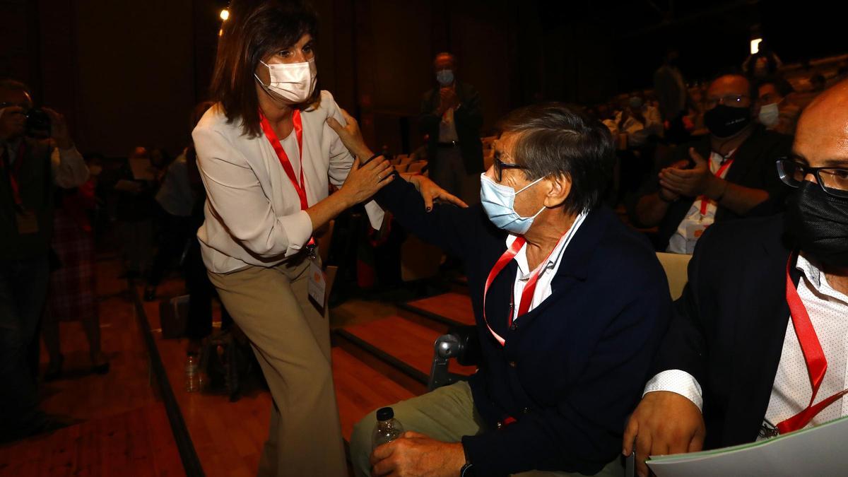 Elena Allué y Arturo Aliaga se saludan en el congreso del PAR de 2021, en el que se originó toda la disputa interna.