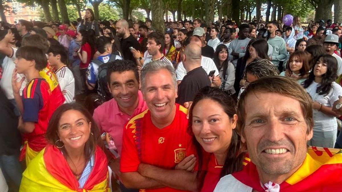 López, Rafa Domínguez y otros miembros del PP, en la Alameda durante un anterior partido de España en este mundial