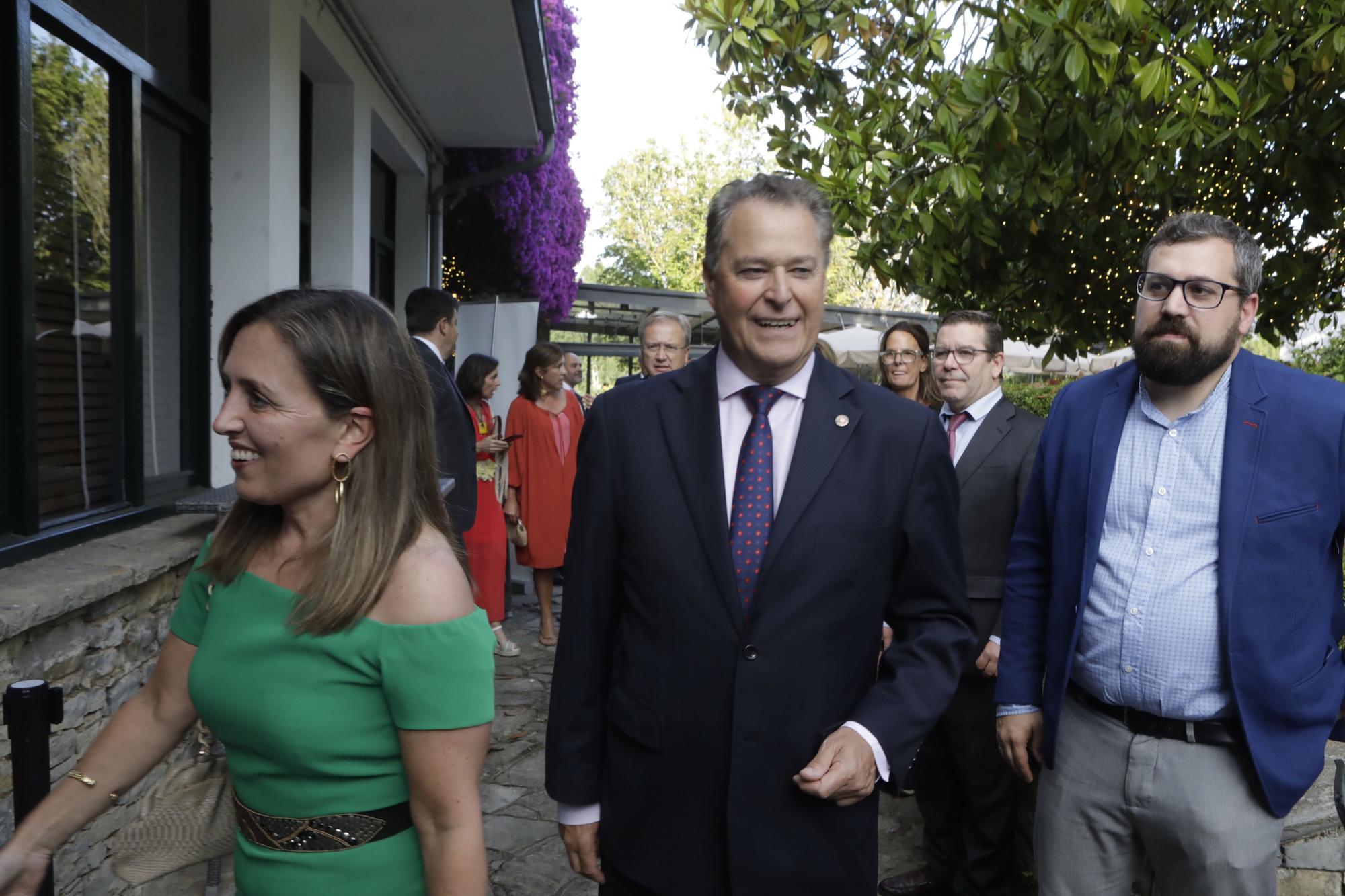 Entrega del premio "Gijonés del año" a Félix Baragaño