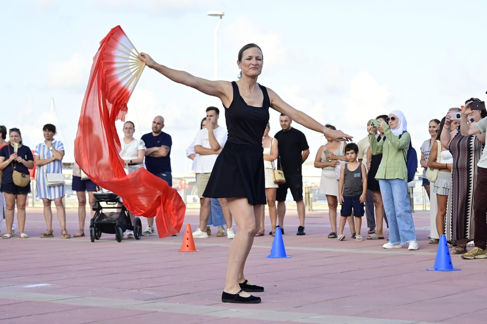 El Moll de Costa se viste de moda con el desfile solidario de Cáritas