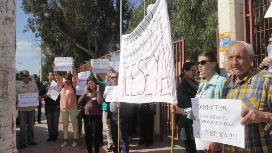 Profesores y alumnos de la Escuela de Formación de Adultos piden la dimisión del director