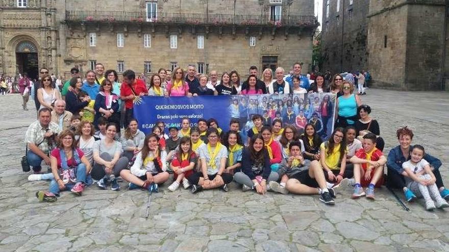 Los alumnos peregrinos, junto a profesores y familia, ayer. // S. José