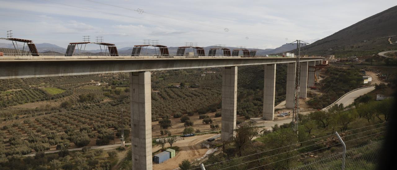 Uno de los viaductos en obra de la nueva línea AVE entre Málaga y Granada
