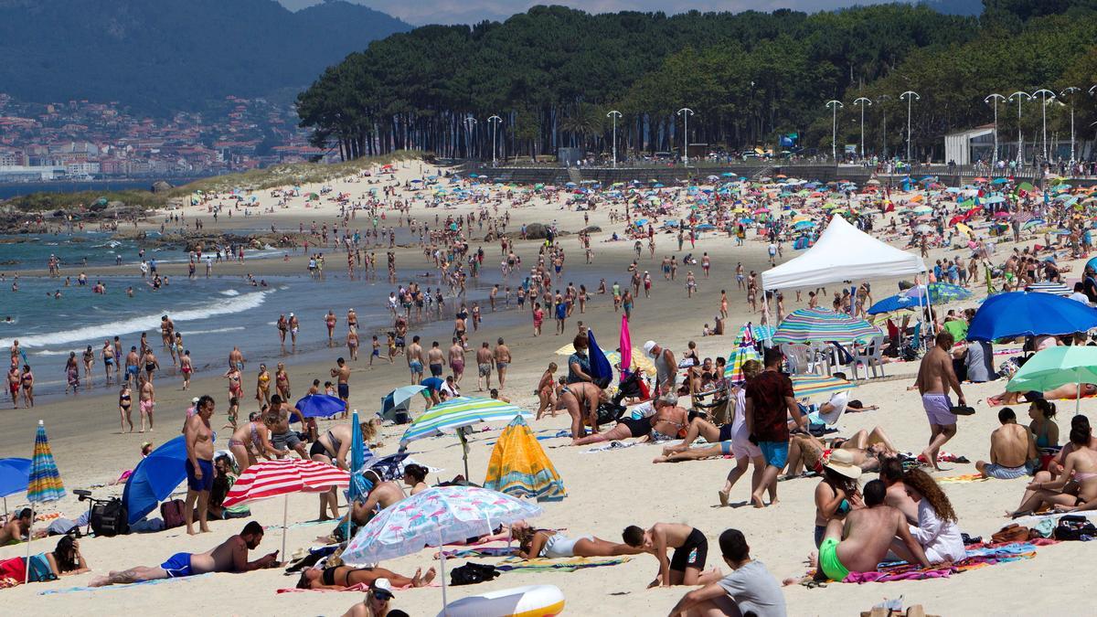 Vista general de la playa de Samil en Vigo este domingo.