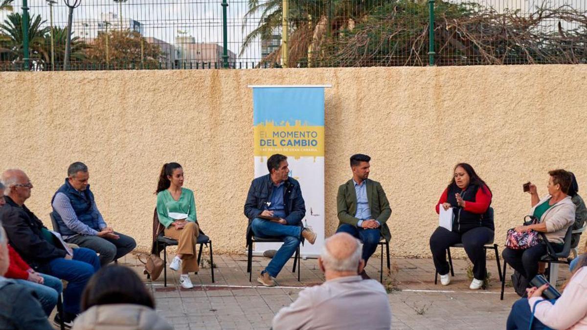 Candil y David Suárez, durante su reunión con dirigentes vecinales del Cono Sur.