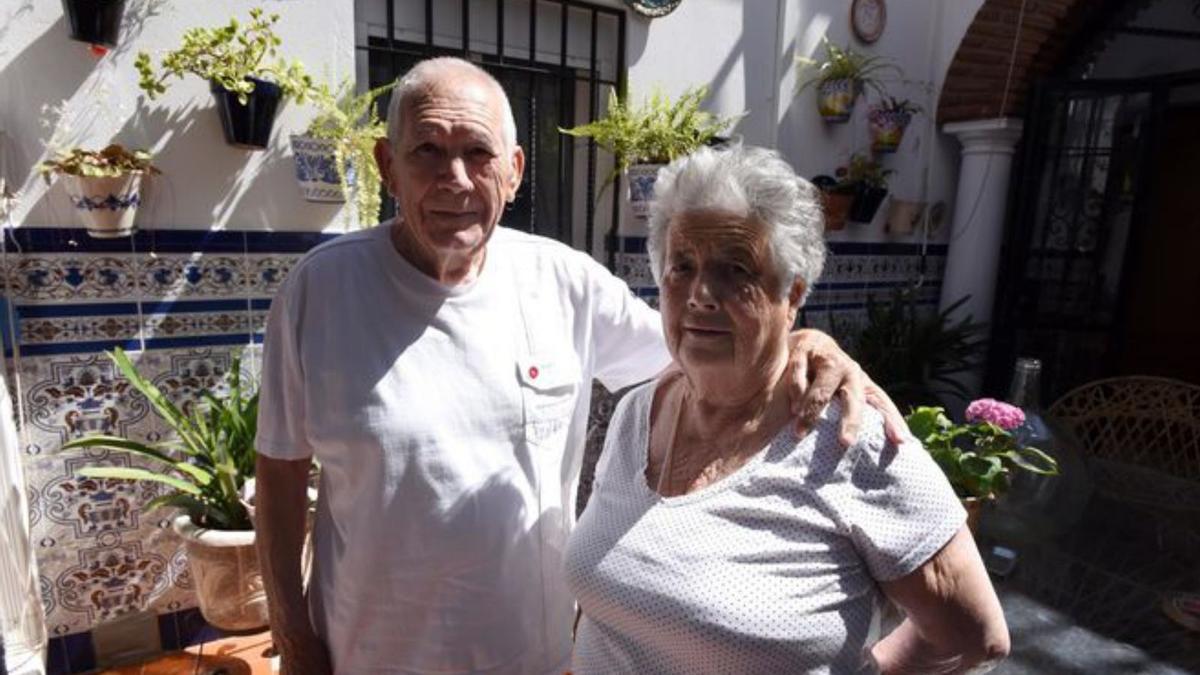 Fali y su esposo, en el patio de su casa.