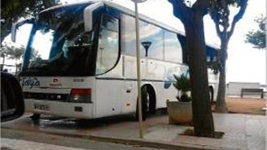 L&#039;autocar, enmig del passeig del Mar.