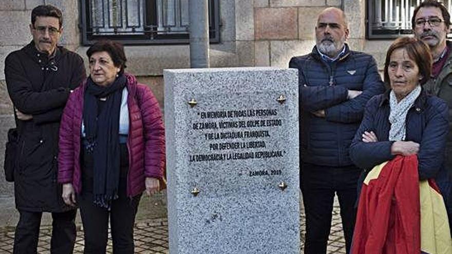 Asistentes a la inauguración del monolito a los represaliados franquistas en la plaza del Maestro.