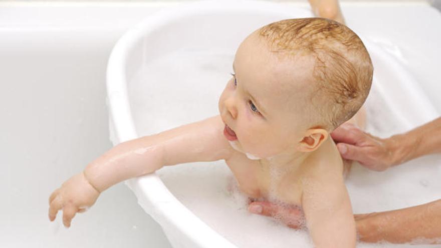 Un bebé durante el baño.