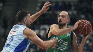 El ala-pívot serbio del Joventut Luka Bogdanovic busca el pase ante el croata del Estudiantes Goran Suton.