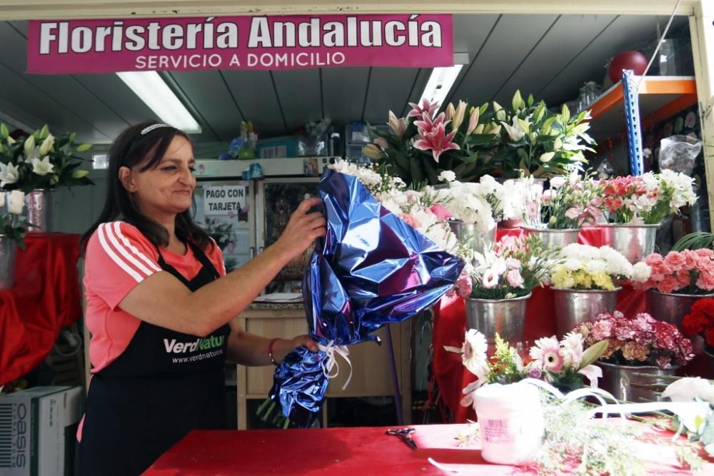 Montaje de los quioscos de flores en la Alameda.