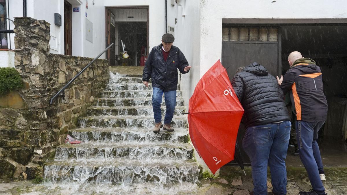 Un vecino de Grazalema baja las escaleras inundadas