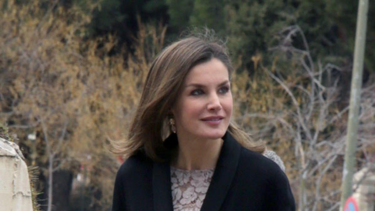 Letizia Ortiz con camisa de encaje de flores de Zara