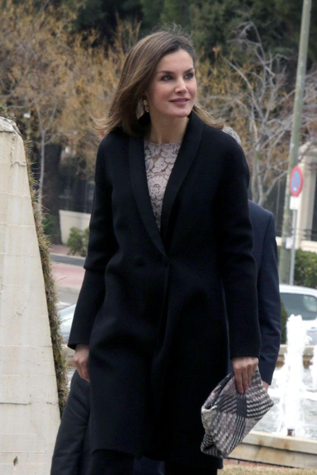 Letizia Ortiz con blusa de encaje de Zara y bolso trenzado de Malababa