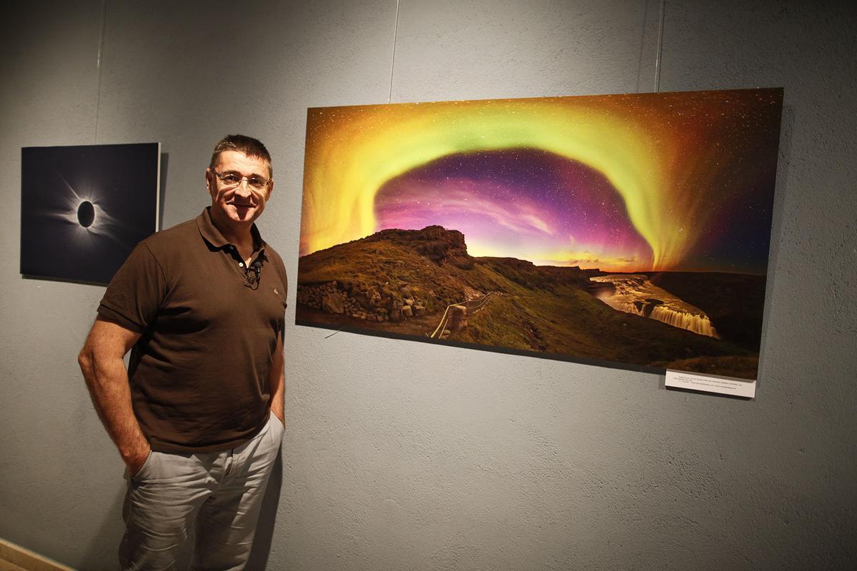 L'astrofotògraf figuerenc Juan Calos Casado en una exposició dels seus treballs.