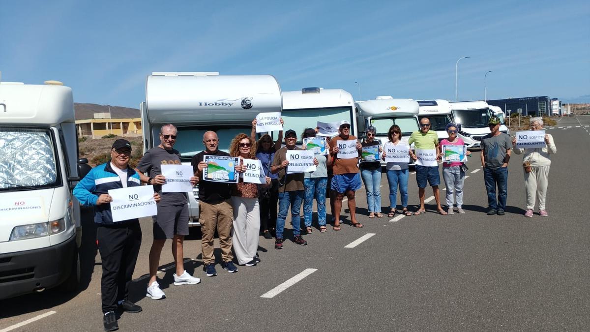 Primeros autocaravanistas que llegaron este viernes a Arinaga para salir este sábado en manifestación.